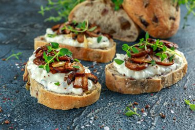 Sarımsak mantar tost ile kremsi otlu ricotta peynir yayıldı