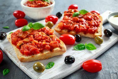 Taze ev yapımı gevrek İtalyan meze Bruschetta domates, patlıcan, kabak, sarı biber, sarımsak ve Beyaz ahşap tahta üzerinde fesleğen tepesinde. sağlıklı gıda