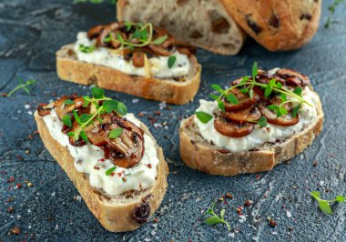 Sarımsak mantar tost ile kremsi otlu ricotta peynir yayıldı