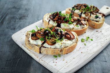 Sarımsak mantar tost ile kremsi otlu ricotta peynir yayıldı