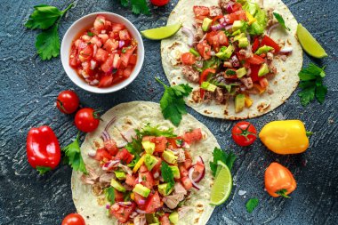 Avokado, taze salsa, ıhlamur, Yeşiller, maydanoz, domates, kırmızı sarı biber orkinos Tortilla. renkli sebze. Sağlıklı gıda
