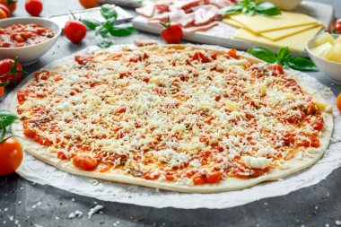Hazır pizza domates soslu yemek, parşömen kağıt üzerine peynir.