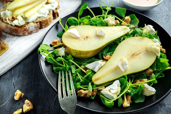 Fresh sweet Pears salad and bruschetta with cottage cheese, walnut on white board. — Stock Photo, Image