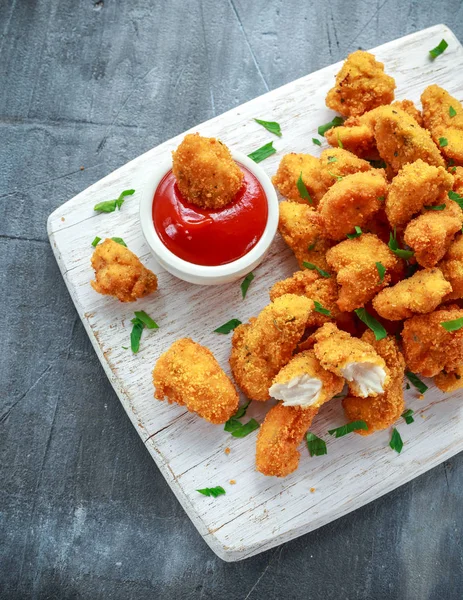 Croccanti pepite di pollo fritte con ketchup su tavola bianca — Foto Stock