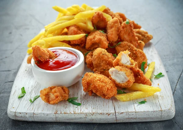 Stekt krispig kycklingnuggets med pommes frites och ketchup på vit bräda — Stockfoto