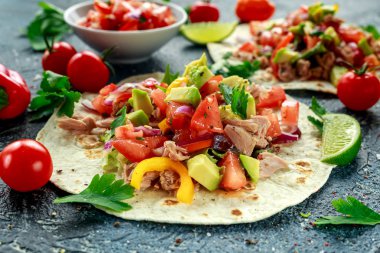 Avokado, taze salsa, ıhlamur, Yeşiller, maydanoz, domates, kırmızı sarı biber orkinos Tortilla. renkli sebze. Sağlıklı gıda