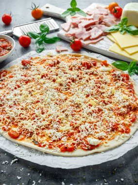 Hazır pizza domates soslu yemek, parşömen kağıt üzerine peynir.