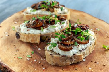 Sarımsak mantar tost ile kremsi otlu ricotta peynir yayıldı