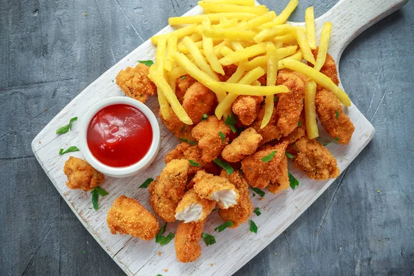 Gefrituurde knapperige kipnuggets met frietjes en ketchup op wit bord — Stockfoto