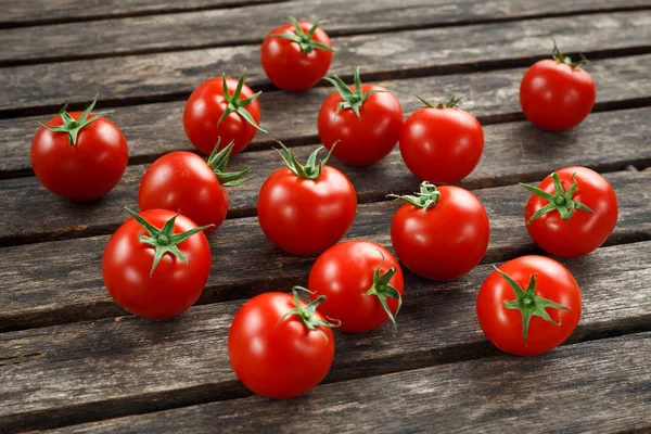 Tomates rojos maduros cereza fresca del jardín casero en la mesa de madera rústica. enfoque seleccionado — Foto de Stock