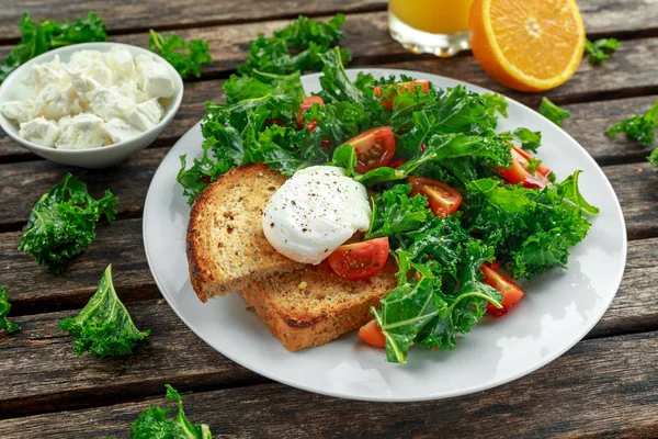 Café da manhã Green Kale com ovos escalfados, queijo feta, tomate e torrada. alimentos saudáveis — Fotografia de Stock