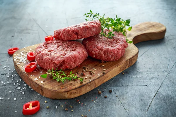 Huis handgemaakte rauwe gehakt rundvlees biefstuk hamburgers op houten bord. — Stockfoto