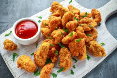 Kızarmış gevrek tavuk nuggets beyaz tahta ketçap ile