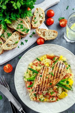 kuskus salata ızgara tavuk ve kuşkonmaz beyaz tabakta. sağlıklı gıda