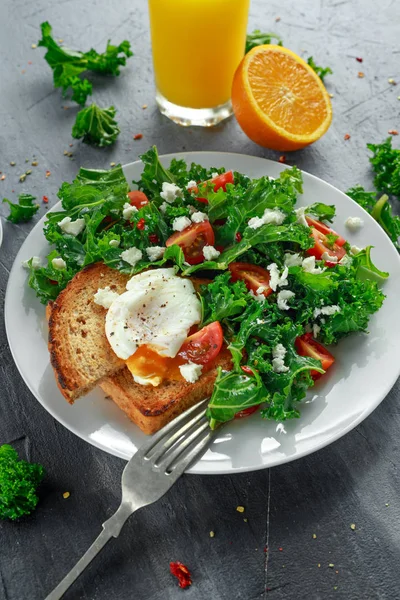 Café da manhã Green Kale com ovos escalfados, queijo feta, tomate e torrada. alimentos saudáveis — Fotografia de Stock