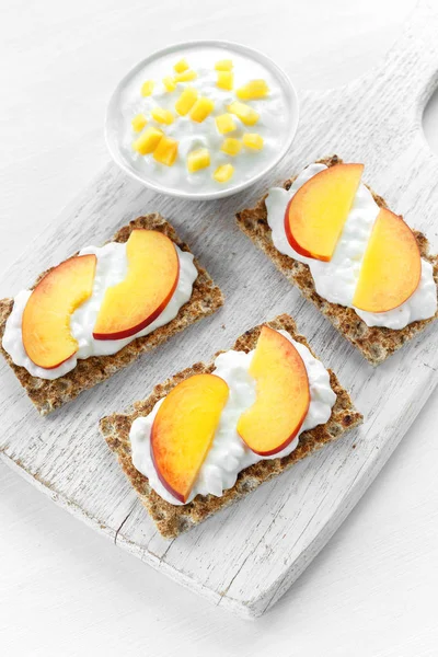 코 티 지 치즈와 흰색 나무 보드에 배나무와 수 제 Crispbread 토스트. — 스톡 사진