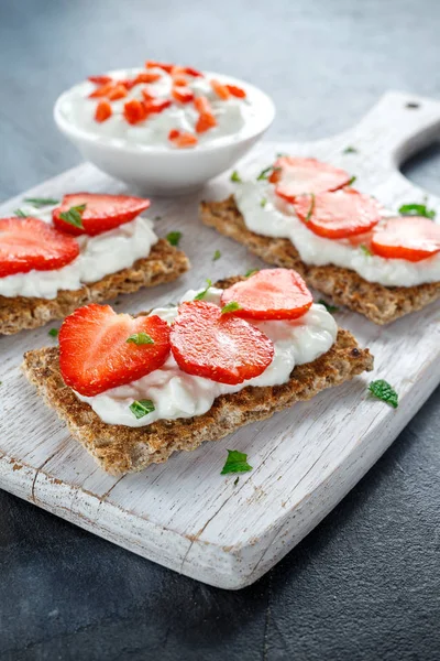 화이트 나무 보드에 코 티 지 치즈와 딸기와 함께 만든 Crispbread 토스트. — 스톡 사진