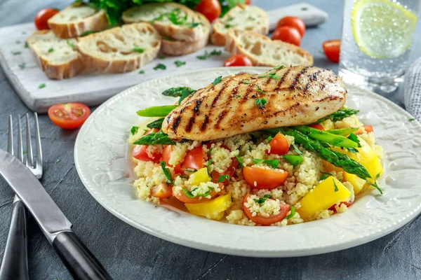 Insalata di couscous con pollo alla griglia e asparagi su piatto bianco. cibo sano — Foto Stock