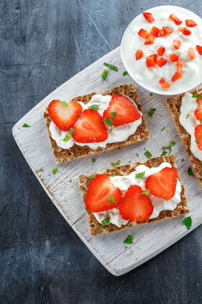 화이트 나무 보드에 코 티 지 치즈와 딸기와 함께 만든 Crispbread 토스트. — 스톡 사진