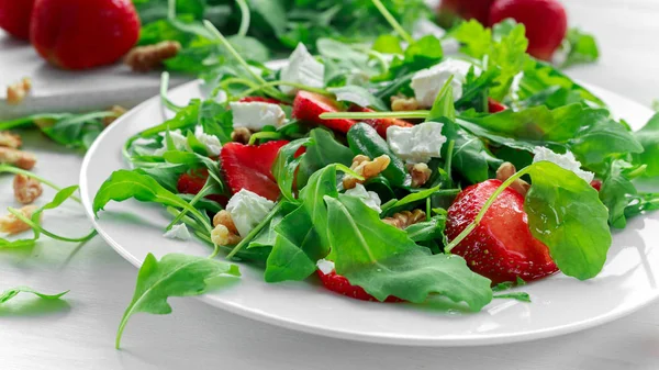 Salade de fraises fraîches au fromage feta, roquette sur assiette blanche — Photo