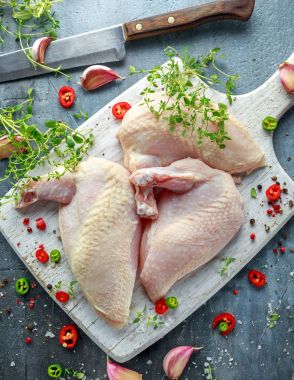 Çiğ tavuk göğsü Yargıtay fileto biber, biber Mısır ve Beyaz Ahşap doğrama tahtası üzerinde kekik ile