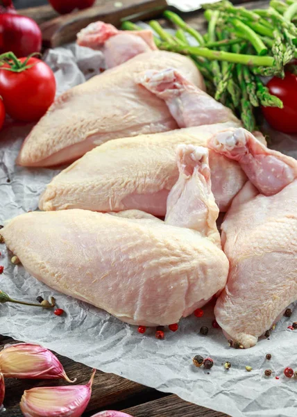 Biber, biber Mısır ve kekik ile çiğ tavuk göğsü Yargıtay fileto. Kuşkonmaz ve domates garnitür için