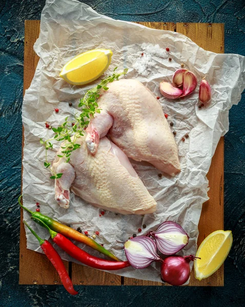 Çiğ tavuk göğsü Yargıtay fileto biber, biber Mısır ve kekik beyaz buruşuk kağıt üzerinde