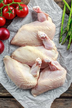 Biber, biber Mısır ve kekik ile çiğ tavuk göğsü Yargıtay fileto. Kuşkonmaz ve domates garnitür için