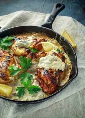 Mantar soslu kremalı tavuk fellets Yargıtay rustik dökme demir tavada maydanoz ile.