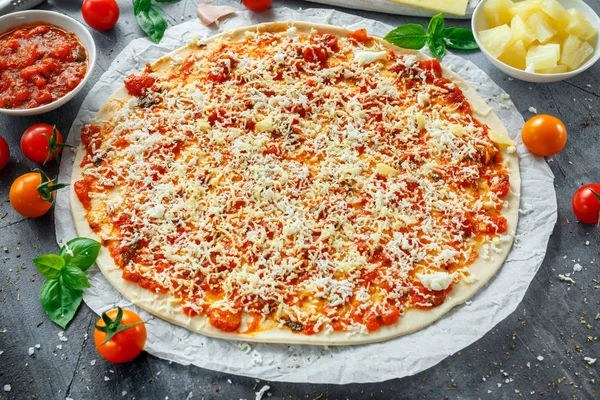 Hazır pizza domates soslu yemek, parşömen kağıt üzerine peynir.
