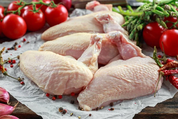 Biber, biber Mısır ve kekik ile çiğ tavuk göğsü Yargıtay fileto. Kuşkonmaz ve domates garnitür için