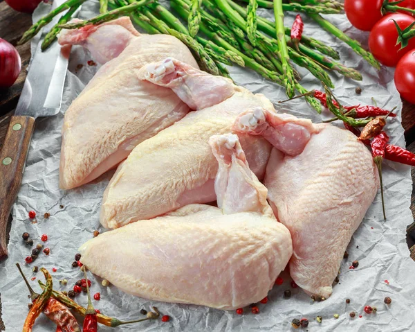 Biber, biber Mısır ve kekik ile çiğ tavuk göğsü Yargıtay fileto. Kuşkonmaz ve domates garnitür için