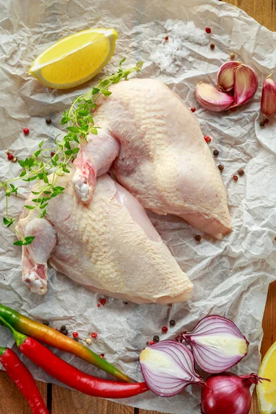 Çiğ tavuk göğsü Yargıtay fileto biber, biber Mısır ve kekik beyaz buruşuk kağıt üzerinde