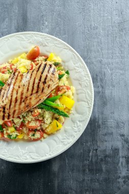 kuskus salata ızgara tavuk ve kuşkonmaz beyaz tabakta. sağlıklı gıda