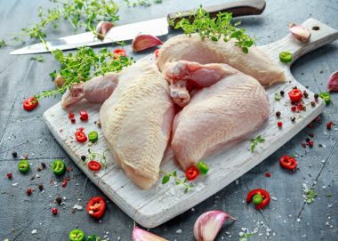 Çiğ tavuk göğsü Yargıtay fileto biber, biber Mısır ve Beyaz Ahşap doğrama tahtası üzerinde kekik ile