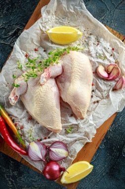 Çiğ tavuk göğsü Yargıtay fileto biber, biber Mısır ve kekik beyaz buruşuk kağıt üzerinde