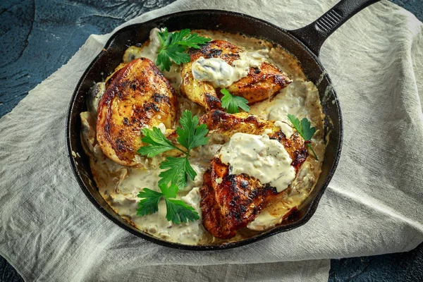 Fellets de poulet crémeux supremes à la sauce aux champignons au persil Dans une poêle rustique en fonte . — Photo