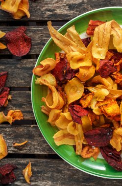 Havuç, parsnips ve su teresi guacamole ile pancar sebze cips ev yapımı