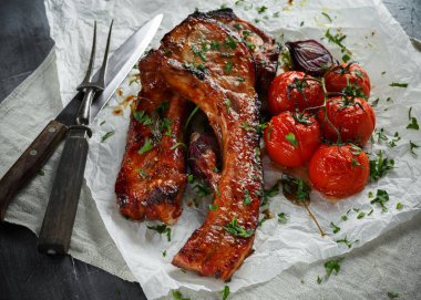 Tatlı ve ekşi soslu, pişmiş domates ve kırmızı soğan ile Kızartma domuz eti orta doğrayın