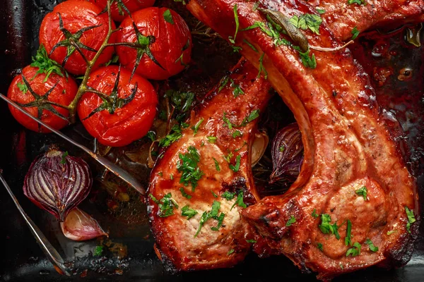 Varkensvlees midden hak gebraad met zoetzure souce, gebakken tomaten en rode ui — Stockfoto