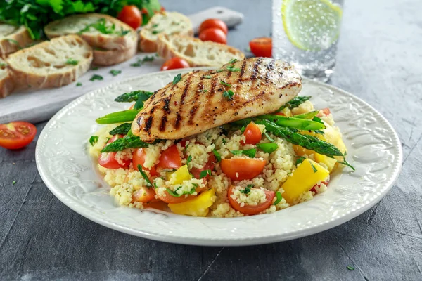 Salad couscous dengan ayam panggang dan asparagus di piring putih. makanan sehat — Stok Foto