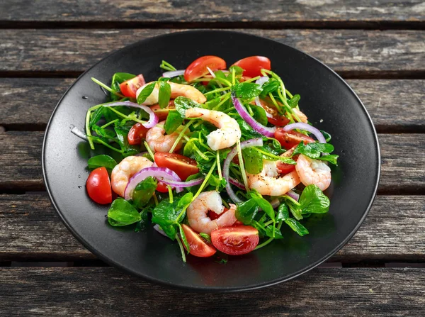 Siyah plaka üzerinde domates, kırmızı soğan ile taze sağlıklı karides salatası. kavram sağlıklı gıda