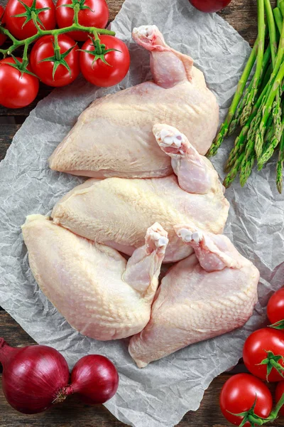 Biber, biber Mısır ve kekik ile çiğ tavuk göğsü Yargıtay fileto. Kuşkonmaz ve domates garnitür için