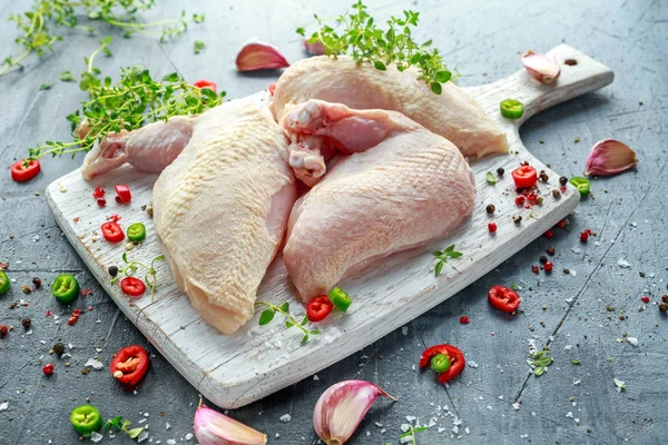 Çiğ tavuk göğsü Yargıtay fileto biber, biber Mısır ve Beyaz Ahşap doğrama tahtası üzerinde kekik ile