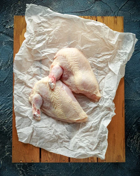 Çiğ tavuk göğsü Yargıtay fileto buruşuk kağıt üzerinde — Stok fotoğraf