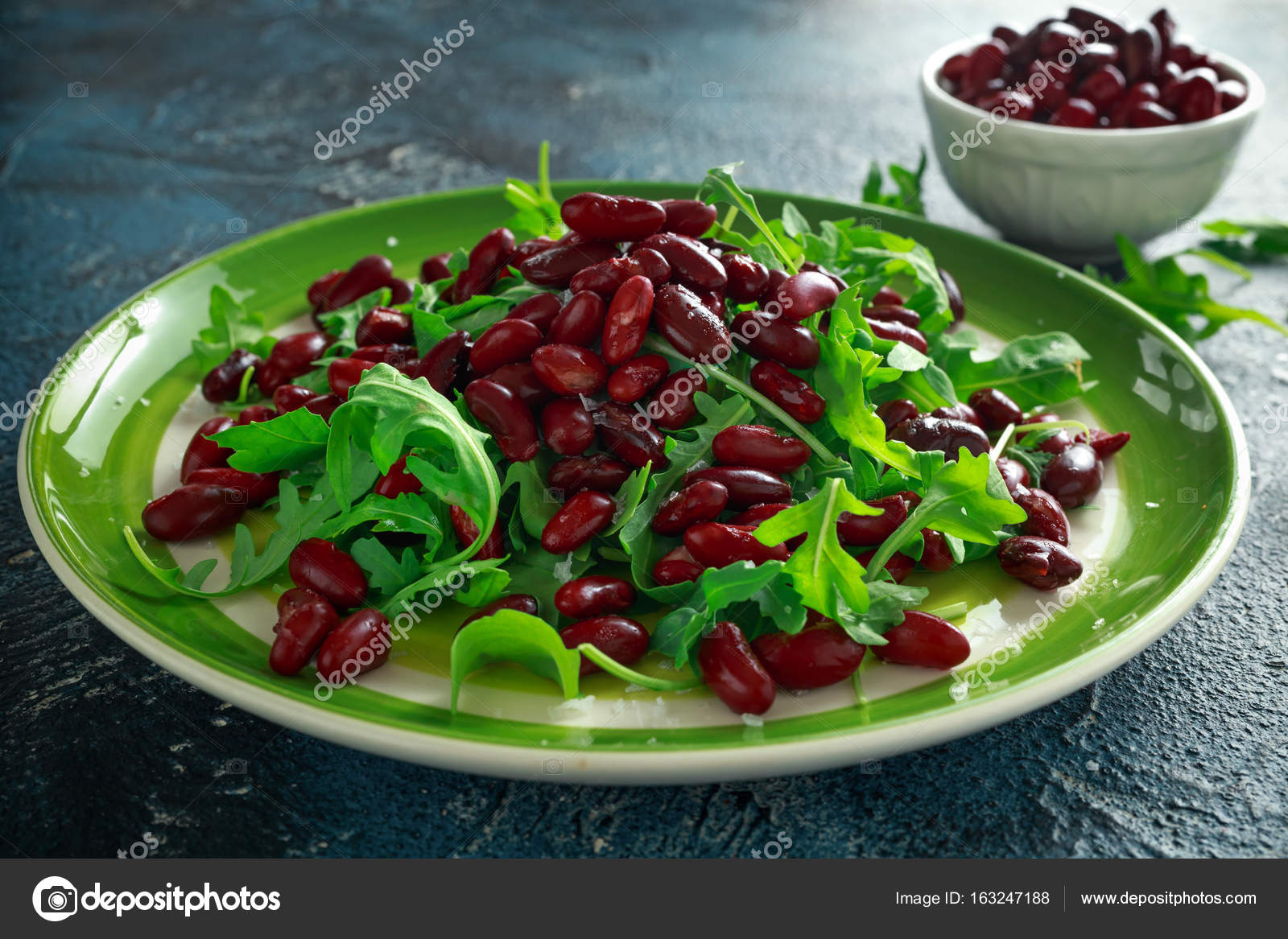 Kırmızı fasulye ile salata. Hızlı ve lezzetli Kırmızı fasulye ile salata. Hızlı ve lezzetli