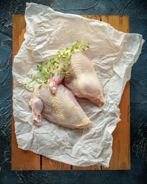 Çiğ tavuk göğsü Yargıtay fileto buruşuk kağıt üzerinde kekik ile