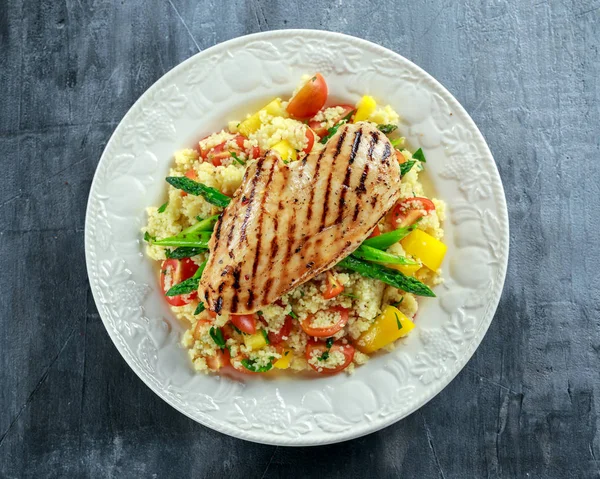 Couscous-Salat mit gegrilltem Huhn und Spargel auf weißem Teller. gesunde Ernährung — Stockfoto