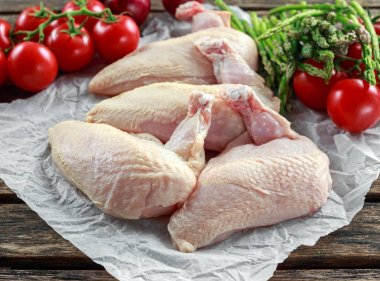 Biber, biber Mısır ve kekik ile çiğ tavuk göğsü Yargıtay fileto. Kuşkonmaz ve domates garnitür için