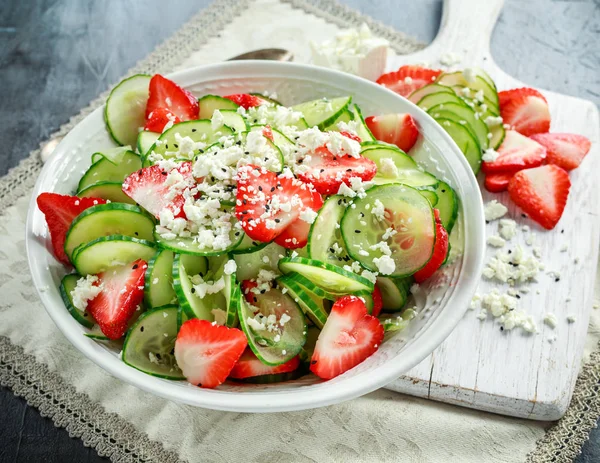 Çörek otu tohumu ve beyaz peynir ile tepesinde yaz salatalık ve çilek salatası